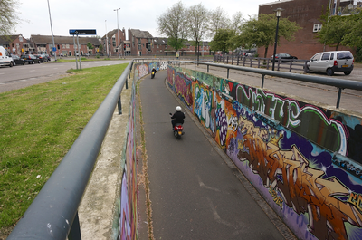 821410 Gezicht op de uitgang van de fietstunnel onder het Westplein te Utrecht, met rechts de hoek van de Lange Hagelstraat.